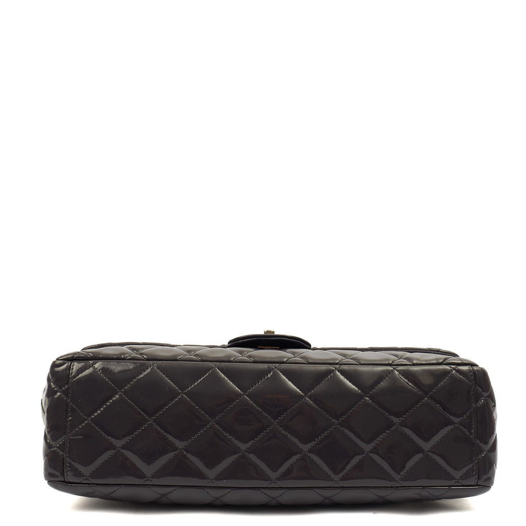 Chanel Shoulder Bag Classic Single Flap - Maxi in Purple, Patent Leather — Detail View