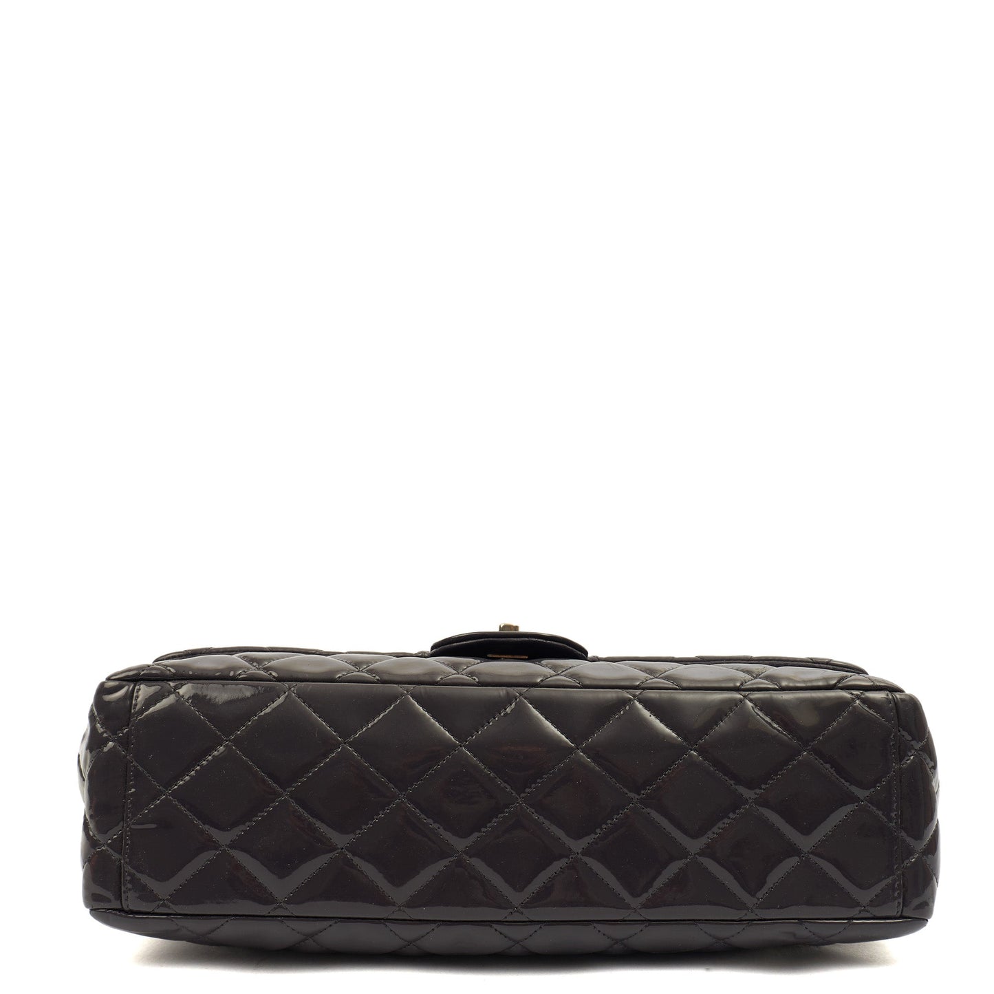 Chanel Shoulder Bag Classic Single Flap - Maxi in Purple, Patent Leather — Detail View