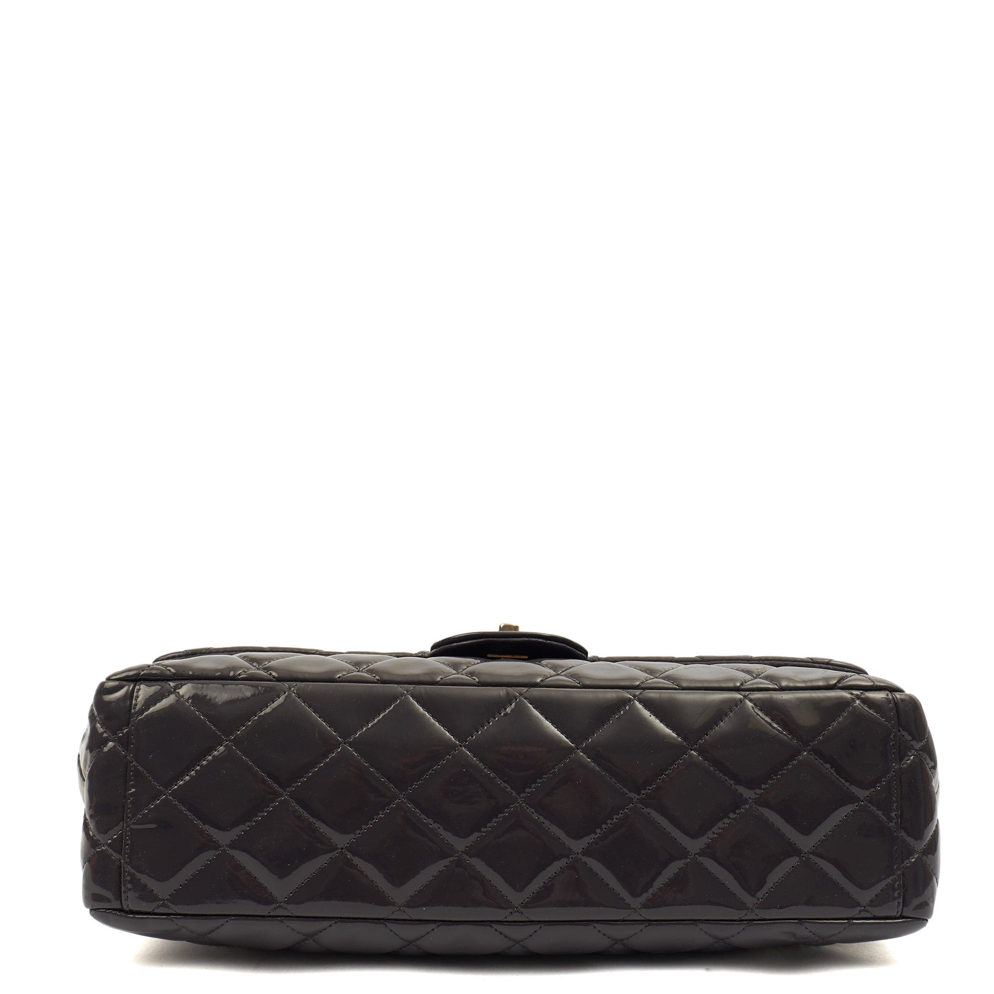 Chanel Shoulder Bag Classic Single Flap - Maxi in Purple, Patent Leather — Detail View