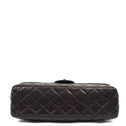 Chanel Shoulder Bag Classic Single Flap - Maxi in Purple, Patent Leather — Detail View