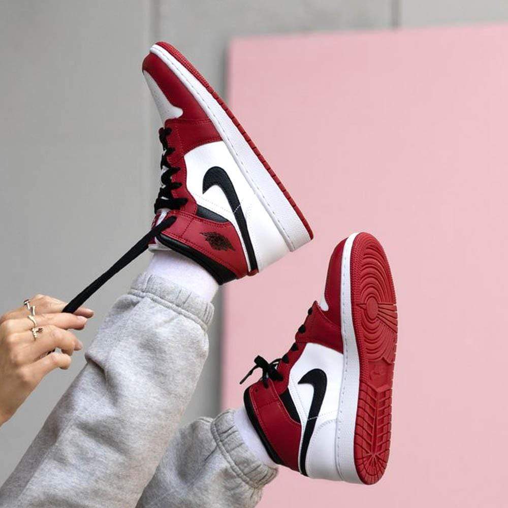 Air Jordan 1 Mid GS Chicago — UK 13.5 | EU 32 | US 1Y — Alternate View 7