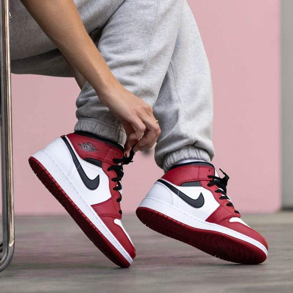 Air Jordan 1 Mid GS Chicago — UK 13.5 | EU 32 | US 1Y — Alternate View 8