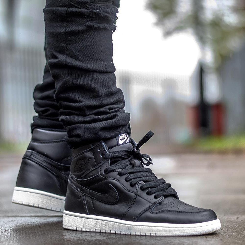 Air Jordan 1 Retro High OG BG 'Cyber Monday' — UK 13.5 | EU 32 | US 1Y — Lifestyle View