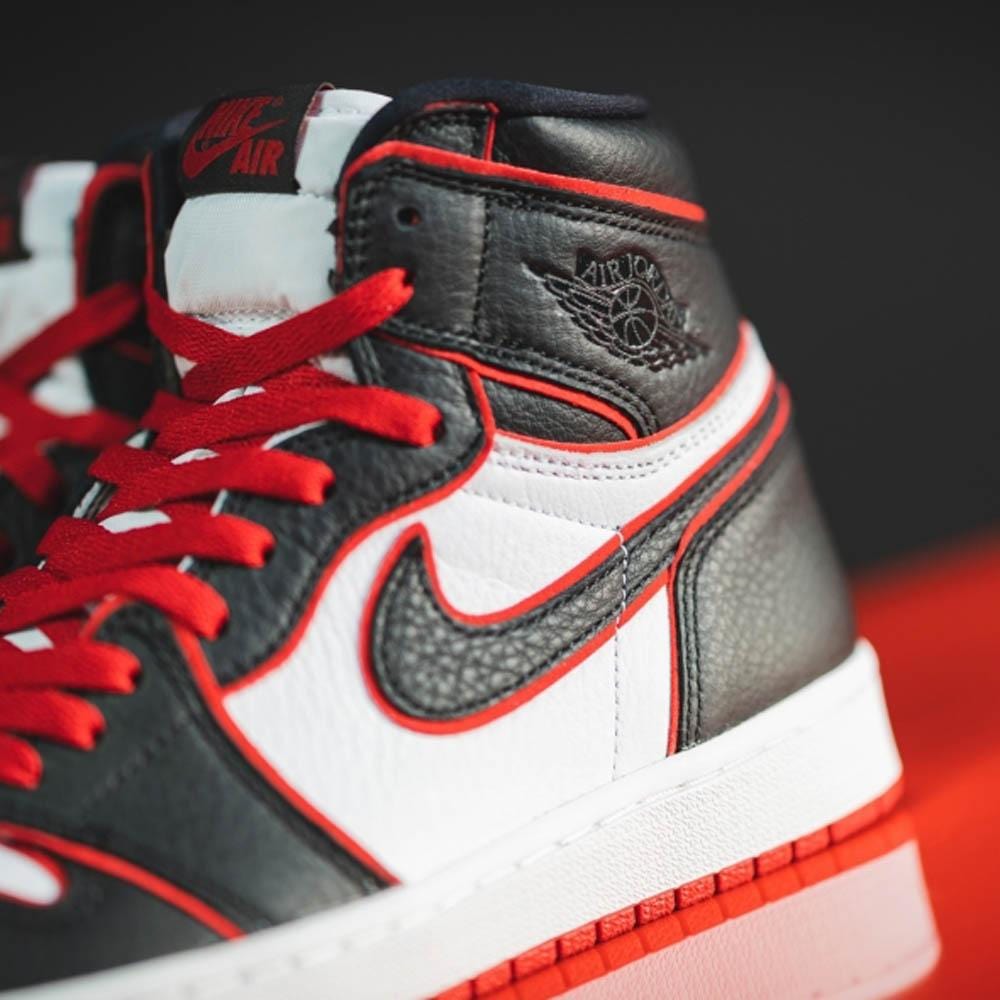 Air Jordan 1 Retro High OG GS 'Bloodline' — UK 13.5 | EU 32 | US 1Y — Alternate View 7