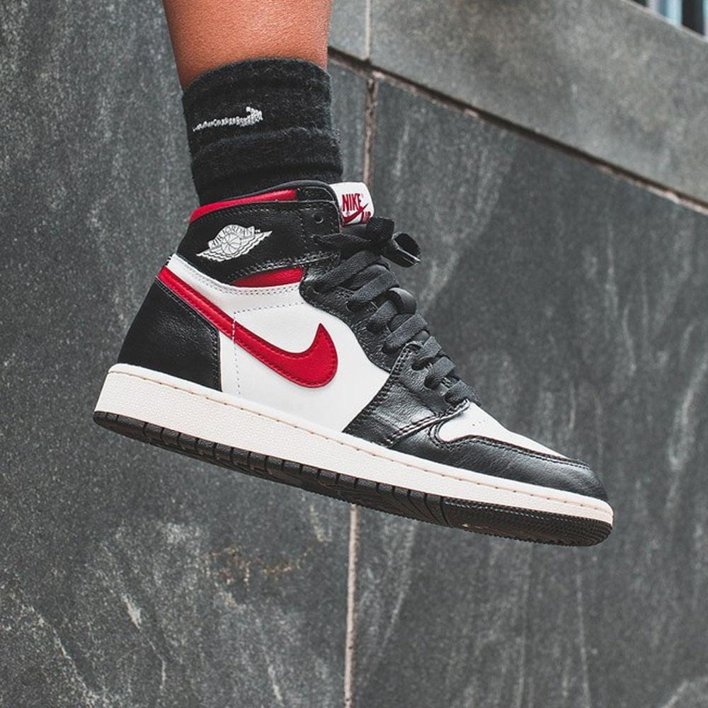 Air Jordan 1 Retro High OG GS 'Gym Red' — UK 13.5 | EU 32 | US 1Y — Alternate View 7