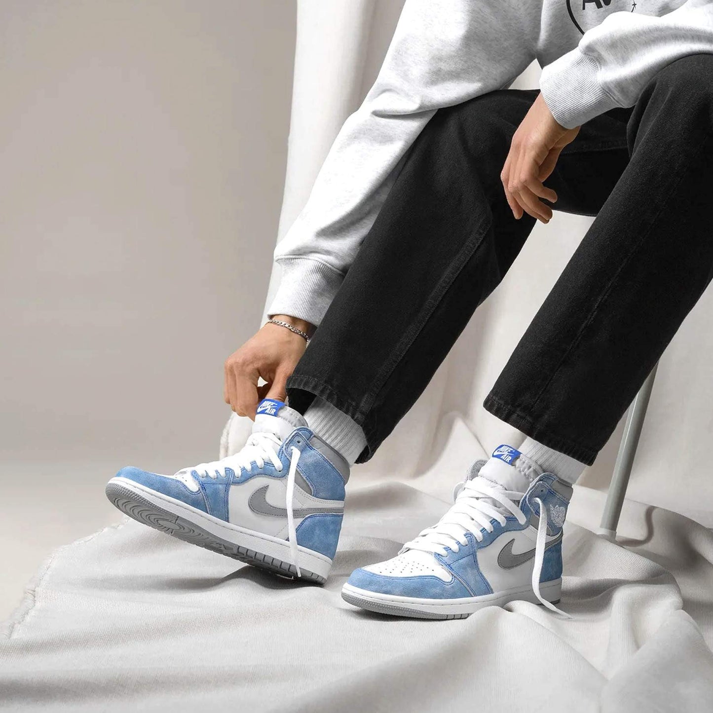 Air Jordan 1 Retro High OG 'Hyper Royal' — UK 3 | EU 35.5 | US 3.5 — Alternate View 7