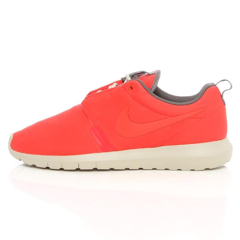 Nike Rosherun NM Light Crimson — UK 3 | EU 35.5 | US 3.5 — Front View