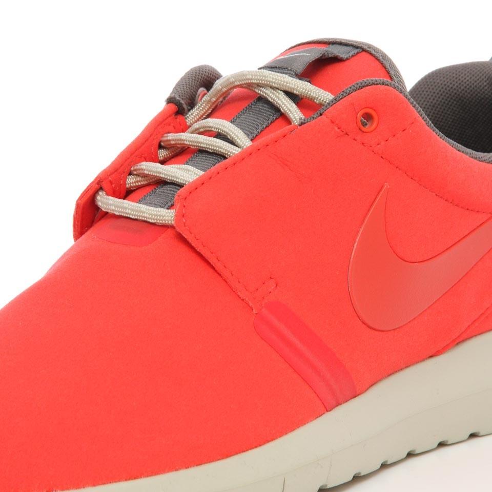 Nike Rosherun NM Light Crimson — UK 3 | EU 35.5 | US 3.5 — Back View