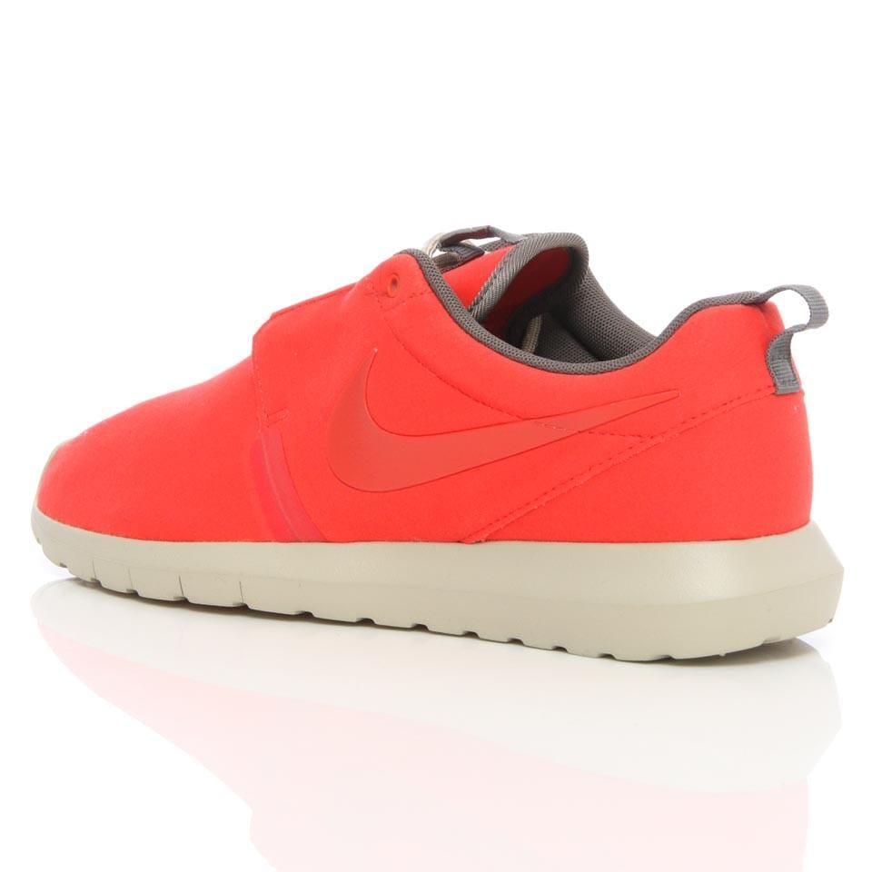 Nike Rosherun NM Light Crimson — UK 3 | EU 35.5 | US 3.5 — Top View