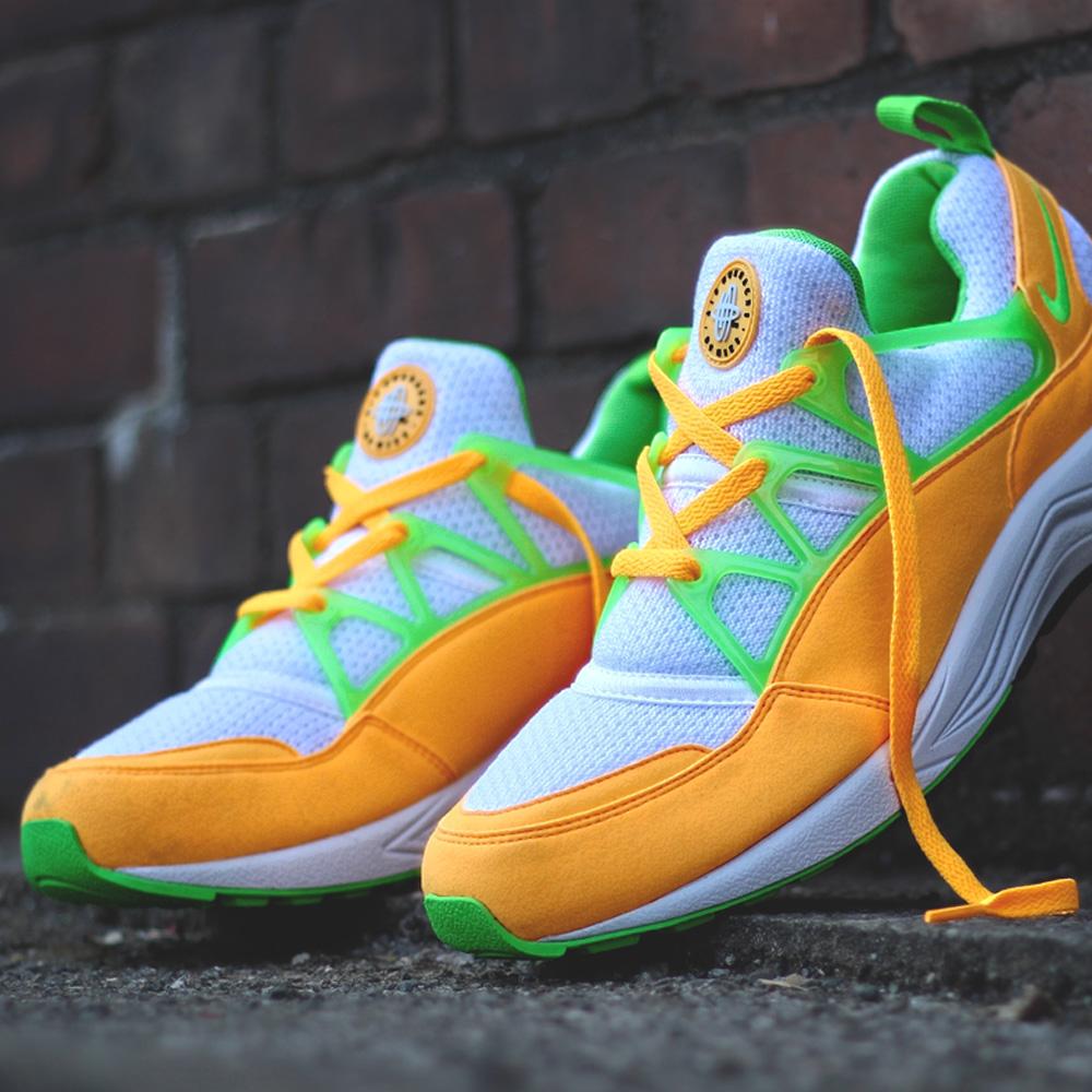 NIKE AIR HUARACHE LIGHT Atomic Mango & Action Green — UK 3 | EU 35.5 | US 3.5 — Top View