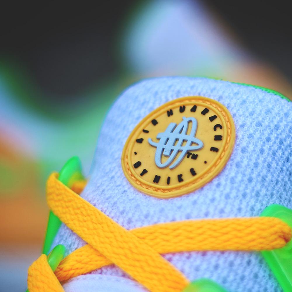 NIKE AIR HUARACHE LIGHT Atomic Mango & Action Green — UK 3 | EU 35.5 | US 3.5 — Back View
